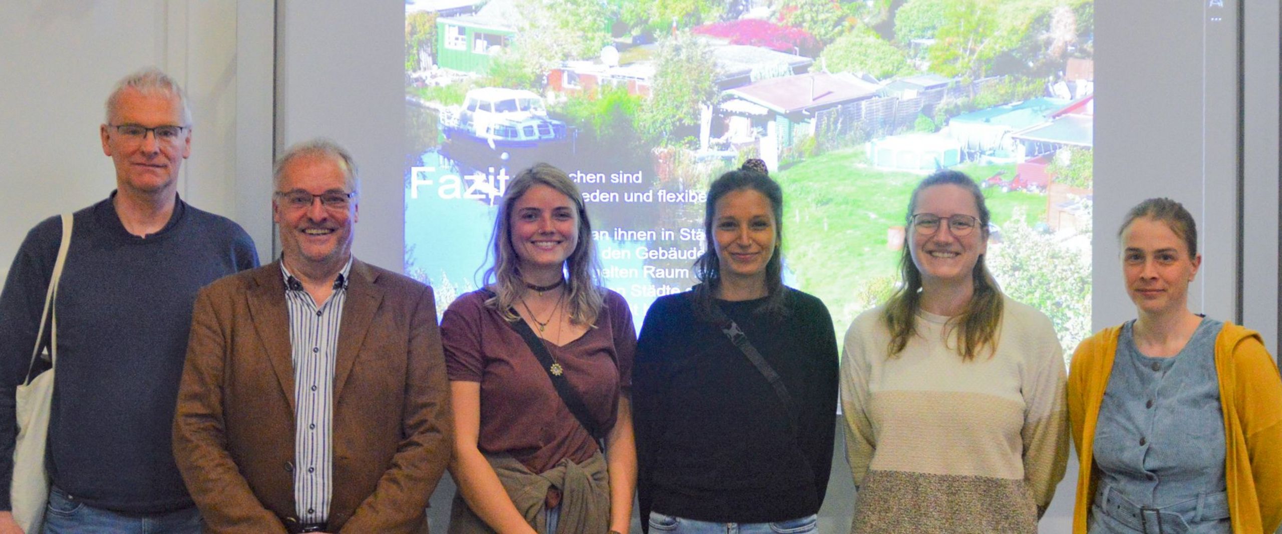 4 jungen Frauen und 2 Männer lächeln in die Kamera. Die Referierenden auf dem „13. Bremer Treffen zur Biodiversität der Pflanzen und der Pilze“ (v. r. n. l.): Julia Wiese, Nina Fahs, Ana Meyer, Laura Kröber, Dietmar Zacharias, Martin Diekmann.