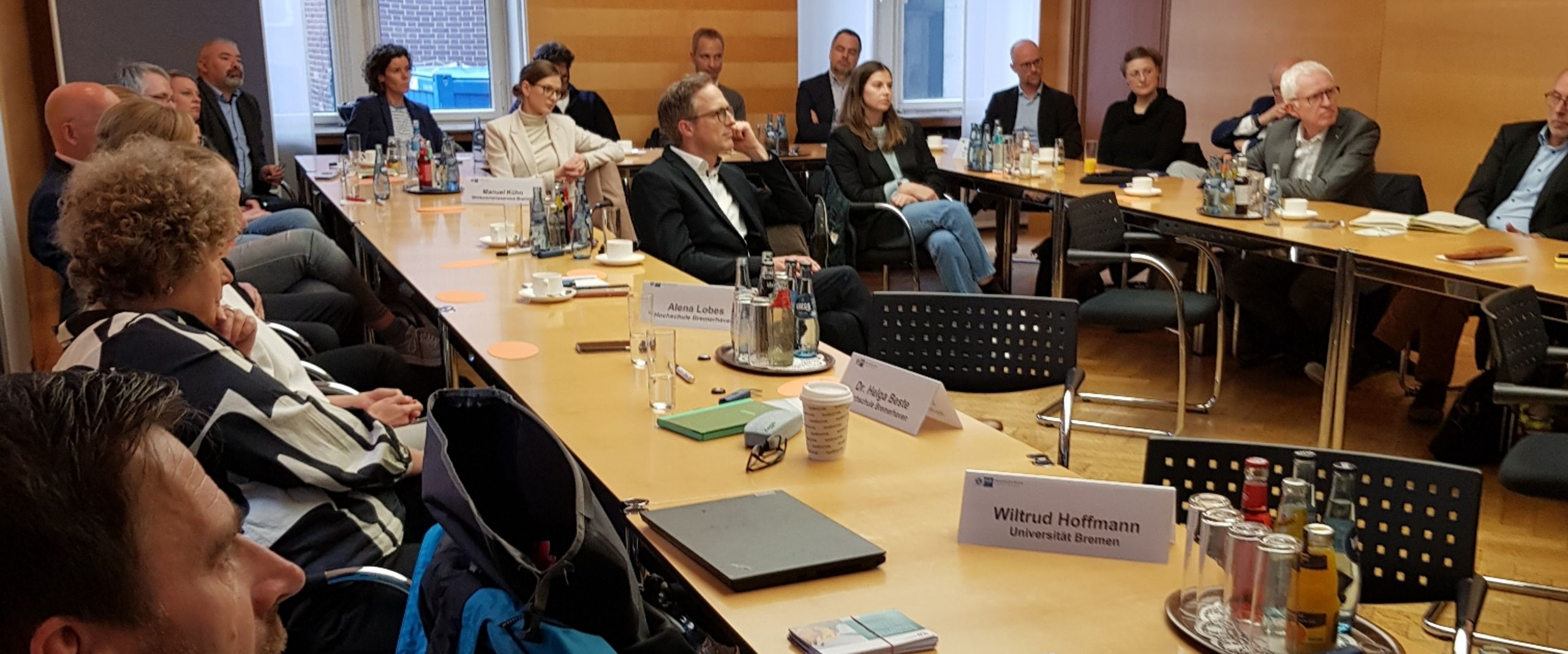 Teilnehmer der Diskussionsrunde im B&ouml;rsensaal der Handelskammer an 2 langen Tischen