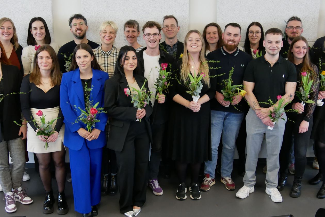 Gruppenbild mit Männern und Frauen