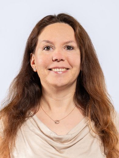 Auf dem Foto ist Marlies Hajdusich zusehen. Sie hat lange braune Haare und tr&auml;gt eine cremefarbene Bluse. 