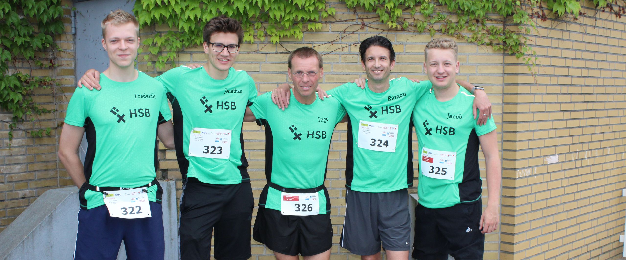 Ein Gruppenbild von f&uuml;nf L&auml;ufern.