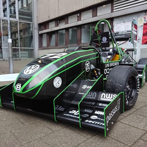 Formula-Student-Rennwagen in schwarzer Lackierung mit gr&uuml;nen Akzenten 