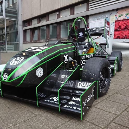 Formula-Student-Rennwagen in schwarzer Lackierung mit gr&uuml;nen Akzenten 