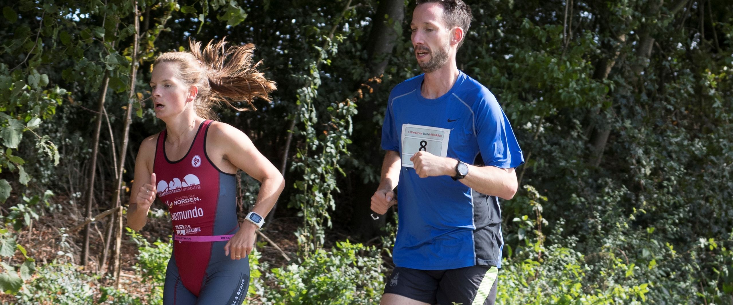 Eine L&auml;uferin und ein L&auml;ufer beim Werdersee Swim & Run 2020.