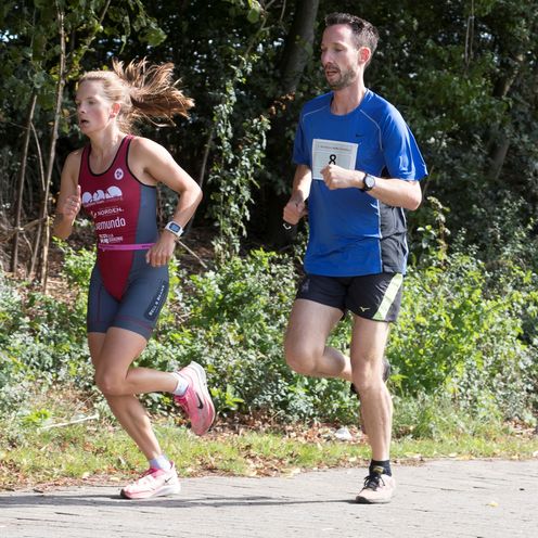 Eine L&auml;uferin und ein L&auml;ufer beim Werdersee Swim & Run 2020.