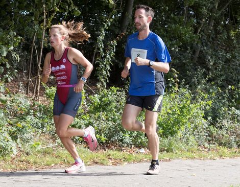 Eine L&auml;uferin und ein L&auml;ufer beim Werdersee Swim & Run 2020.