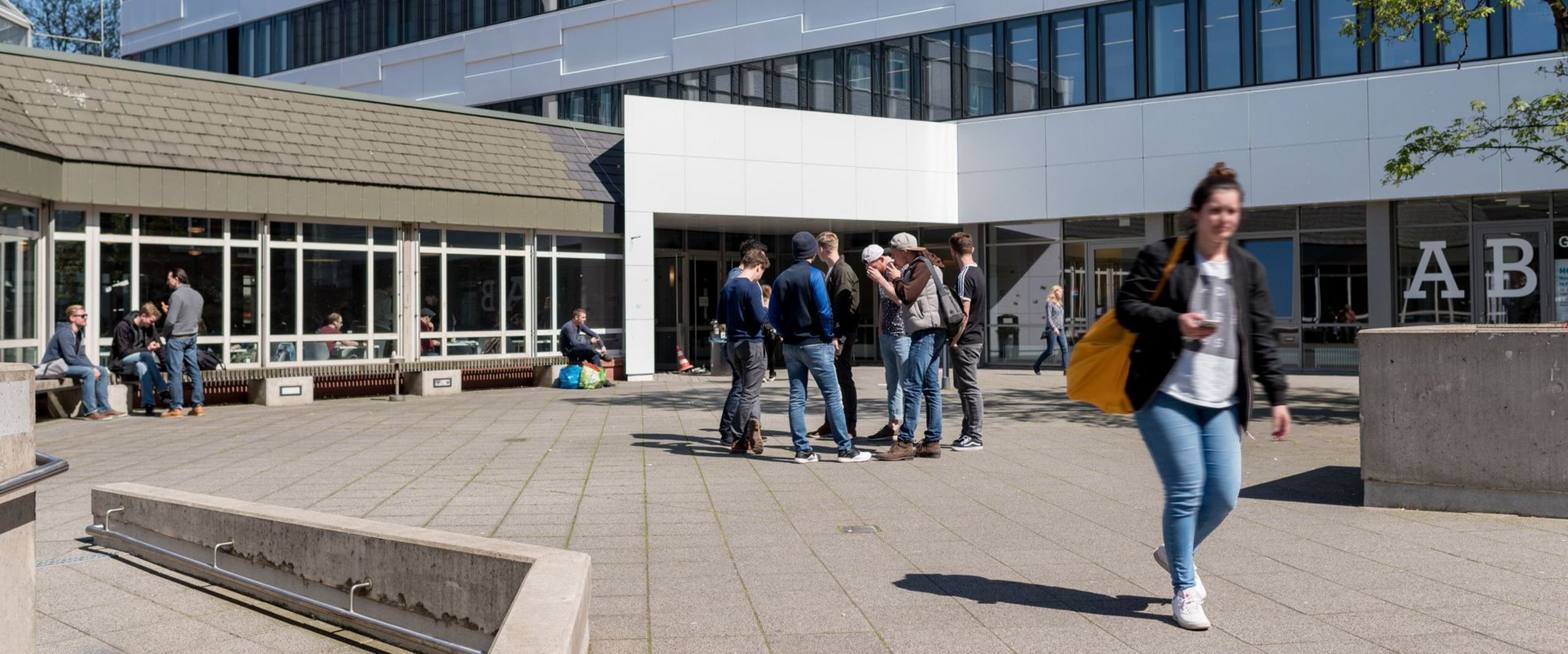 Studierende vor dem Eingang des AB-Gebäudes auf dem Campus Neustadtswall.