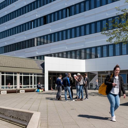Studierende vor dem Eingang des AB-Geb&auml;udes auf dem Campus Neustadtswall.