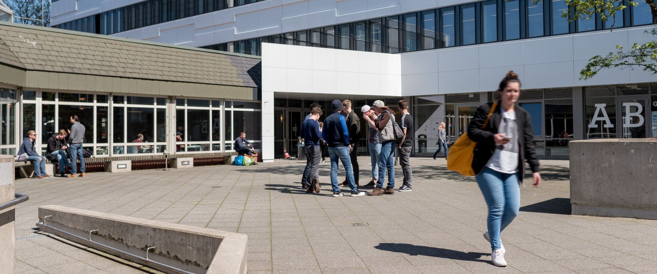 Studierende vor dem Eingang des AB-Gebäudes auf dem Campus Neustadtswall.