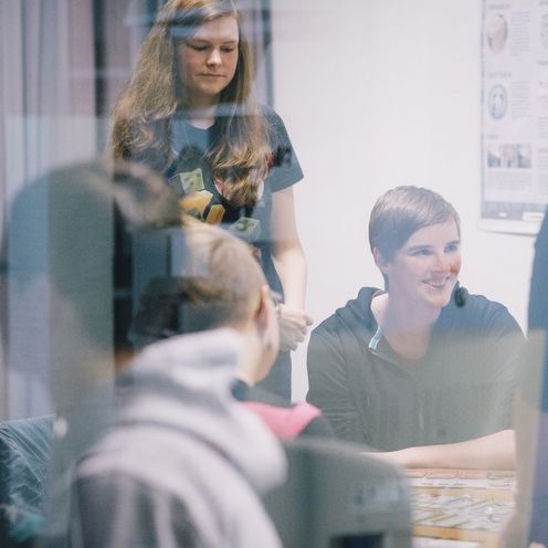 Eine Gruppe Studentinnen im Gespr&auml;ch. 