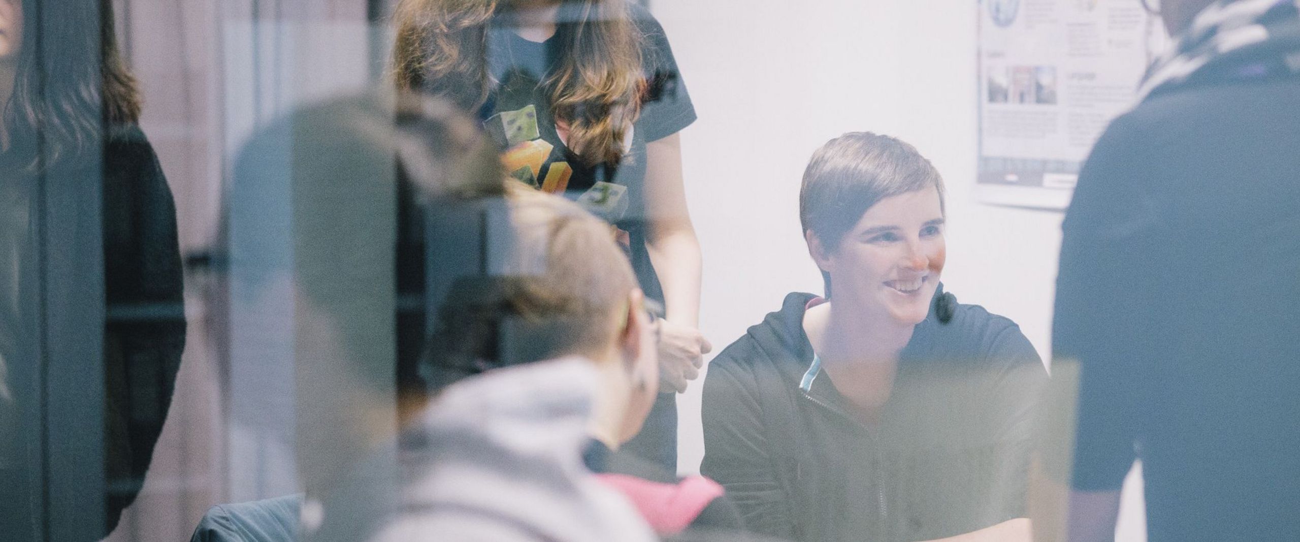 Eine Gruppe Studentinnen im Gespräch. 