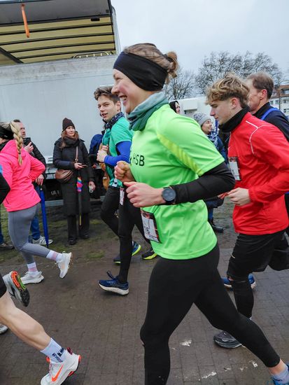 Tri-Runner Anna und Lars auf der 10km Strecke des Bremer Silvesterlaufs.
