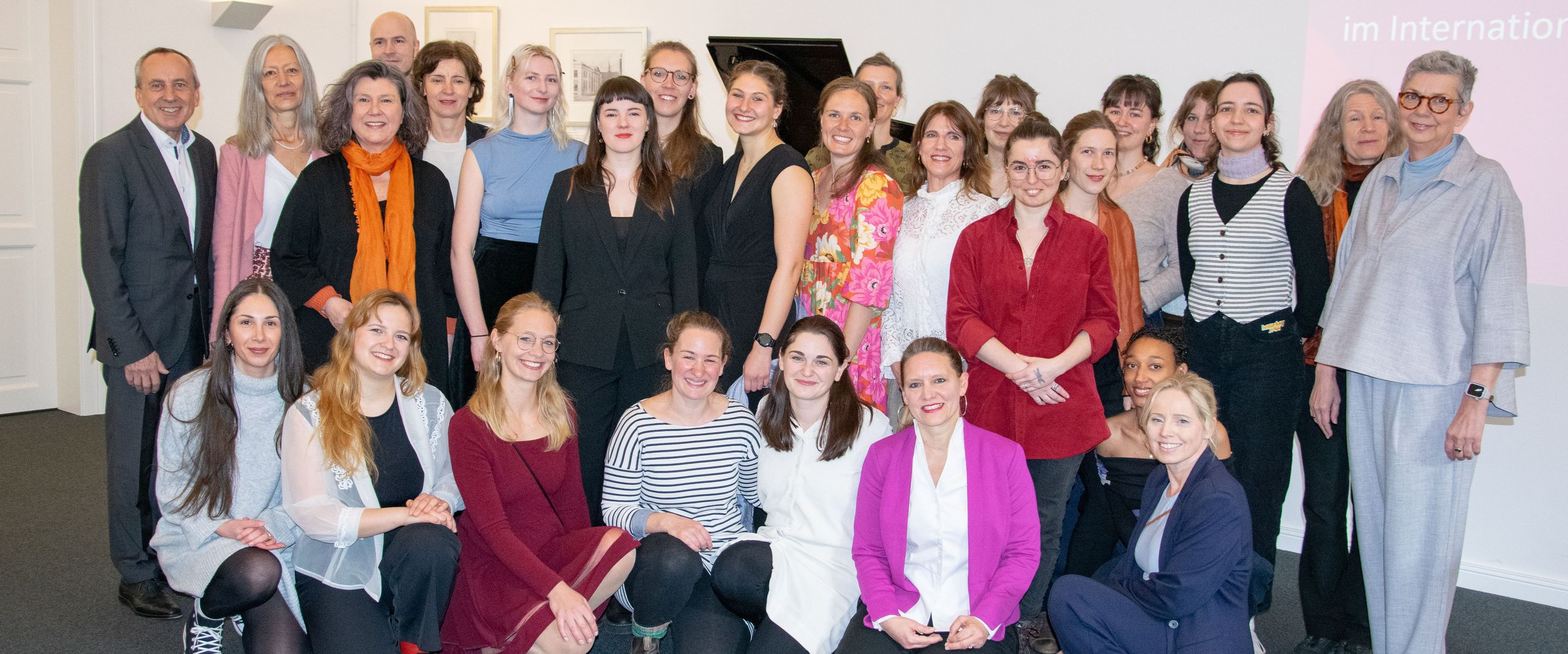 Gruppenbild mit Männern und Frauen