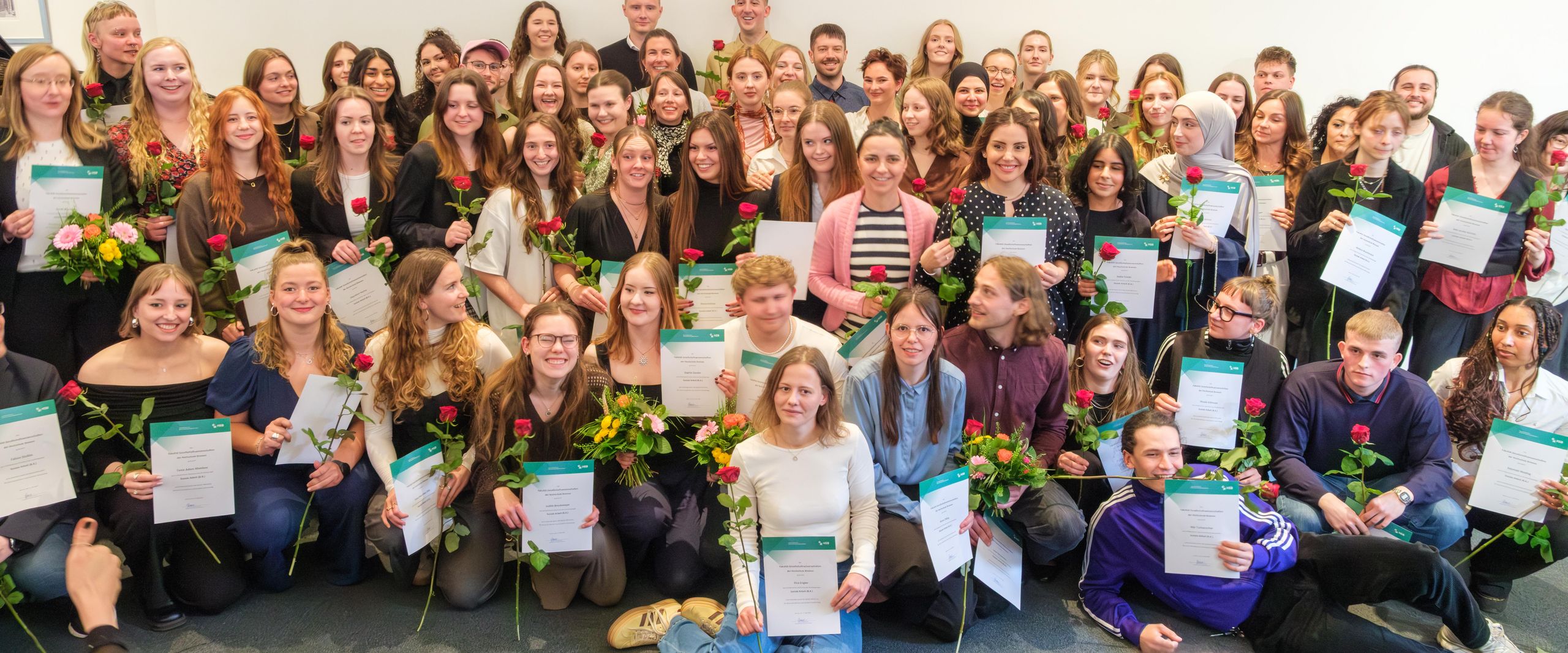 Gruppenbild mit M&auml;nnern und Frauen
