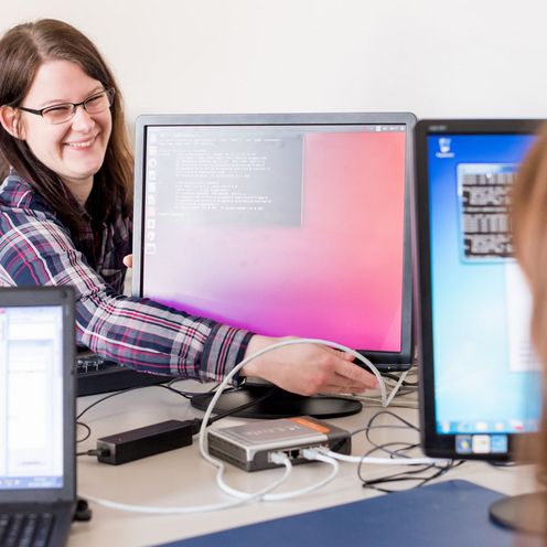 Zwei Informatikstudentinnen arbeiten an Computern.