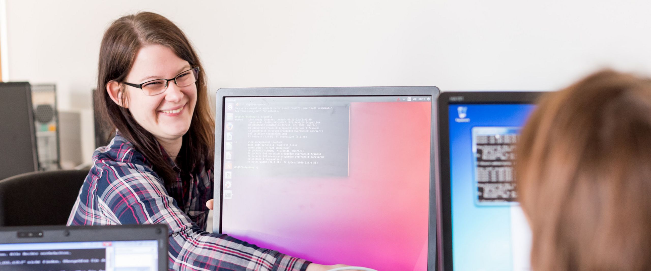 Zwei Informatikstudentinnen arbeiten an Computern.