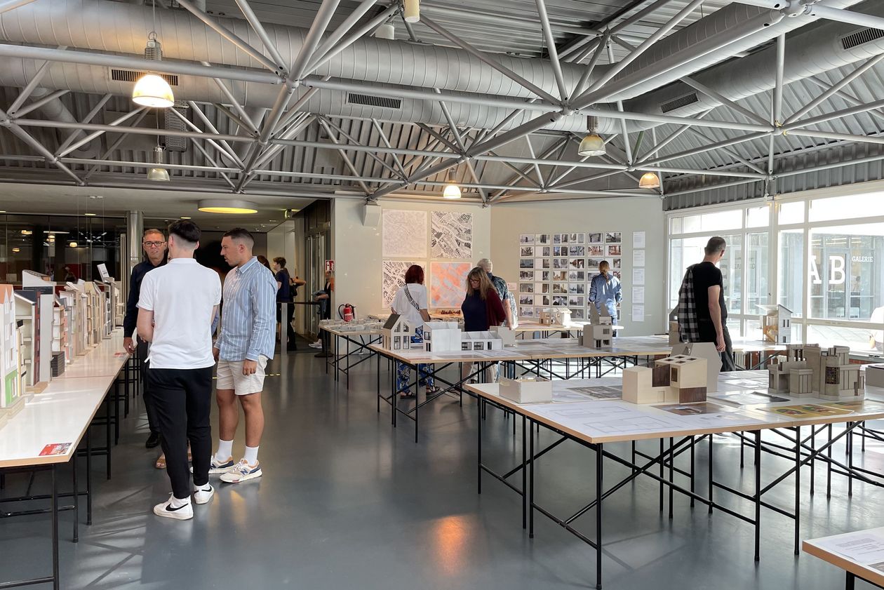 Sommerschau 2022 der School of Architecture Bremen Architekturmodelle stehen auf Tischen in einem Raum. Menschen schauen sie sich an.