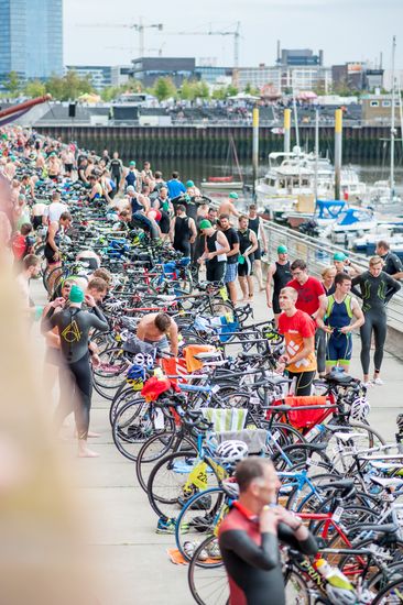 Viele abgestellte Fahrr&auml;der stehen in einer Reihe.