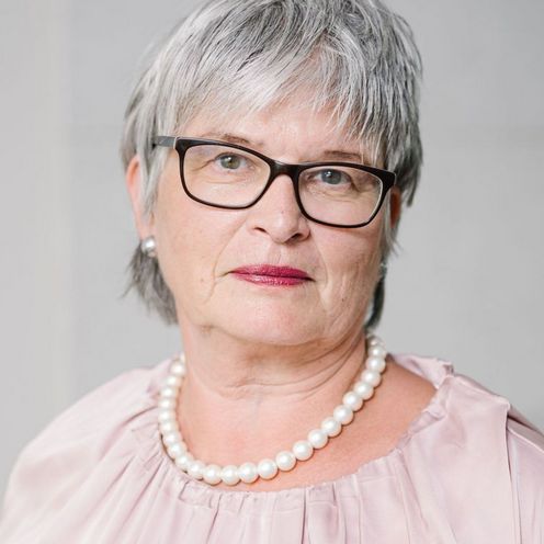 Karin Luckey in die Kamera blickend