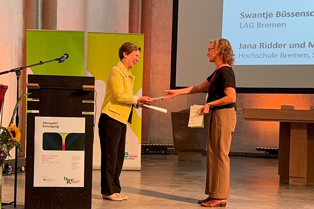 Bundestagung BKE Fakultät 3 Zwei Frauen begrüßen sich an einem Podium