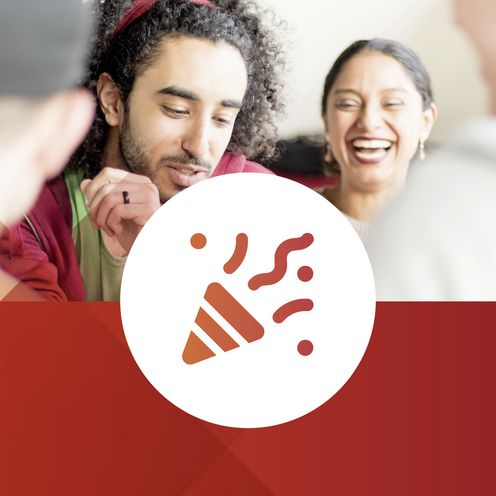 Gruppe von lachenden Menschen, im Vordergrund ein Konfettisymbol