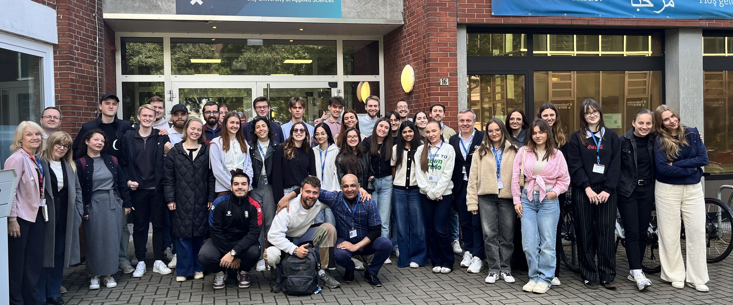 Dualer Studiengang Management im Handel B.A Blended Intensive Programmes ( Studierendengruppe Dualer Studiengang Management im Handel B.A und internationale Studierende stehen auf dem Campus Werderstrasse.