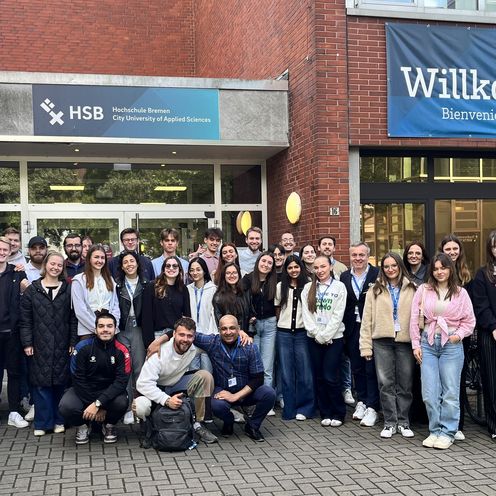 Dualer Studiengang Management im Handel B.A Blended Intensive Programmes ( Studierendengruppe Dualer Studiengang Management im Handel B.A und internationale Studierende stehen auf dem Campus Werderstrasse.