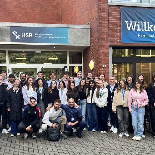 Studierendengruppe Dualer Studiengang Management im Handel B.A und internationale Studierende stehen auf dem Campus Werderstrasse.