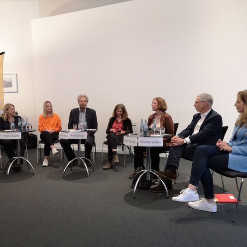 Die politischen G&auml;ste sitzen in einem Halbkreis. Die G&auml;ste: Wiebke Winter, CDU; Carsten Sieling, SPD; Maike Schaefer, B90/Die Gr&uuml;nen; Kristina Vogt, Die Linke; Madeleine Ritter, FDP - Die Moderation: HSB-Professorin Beate Zimpelmann (GLOKAL) und Dr. Uli F Wischnath (climactivity)