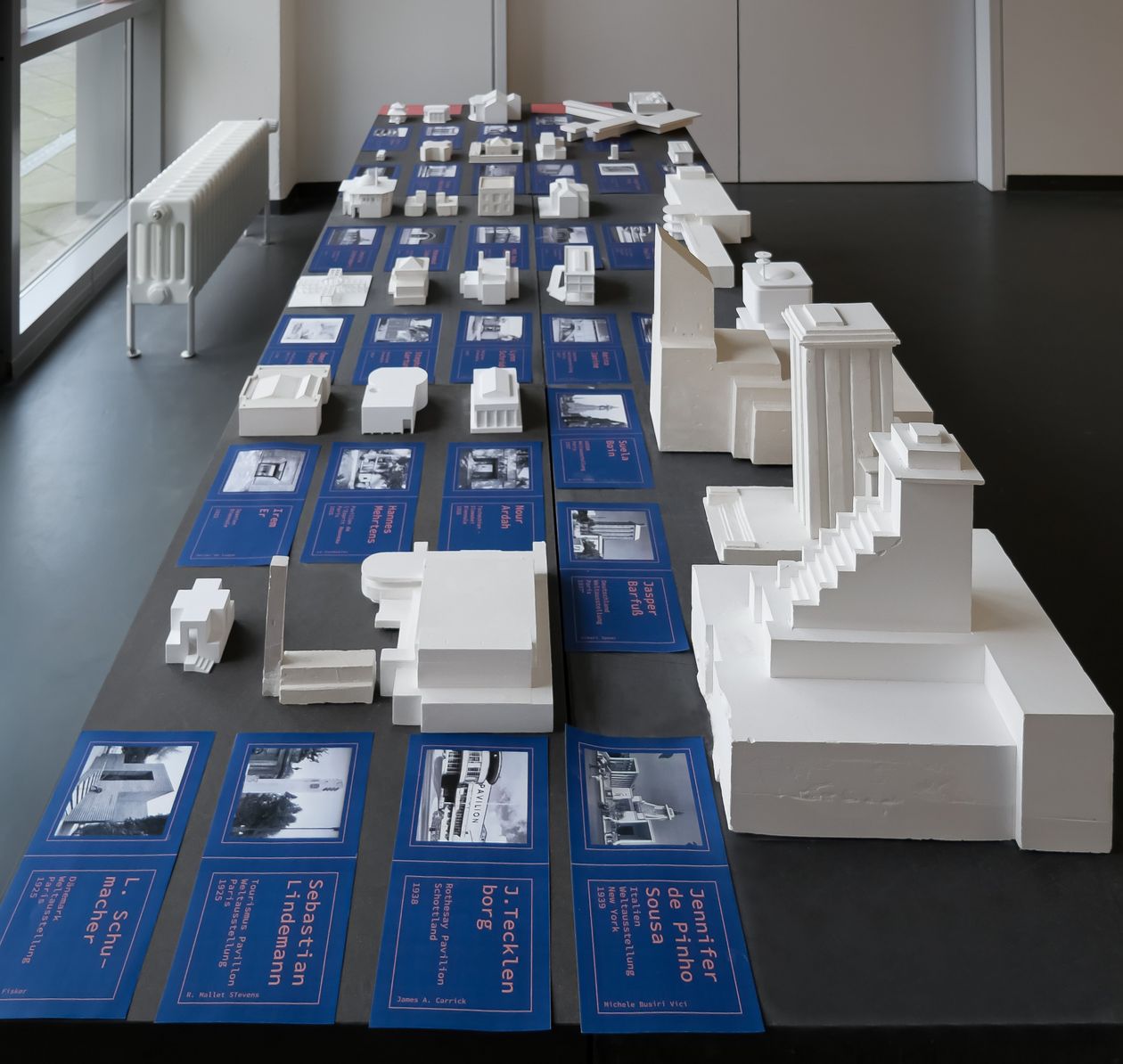 Gipsmodelle der Studierenden zu Thema Architektur im internationalen Kontext.