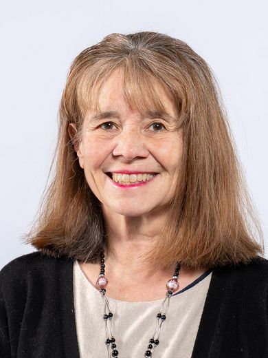 Auf dem Foto ist Beate Zimpelmann zusehen. Sie hat braune, schulterlange Haare und tr&auml;gt ein wei&szlig;es Oberteil unter einer schwarzen Jacke.