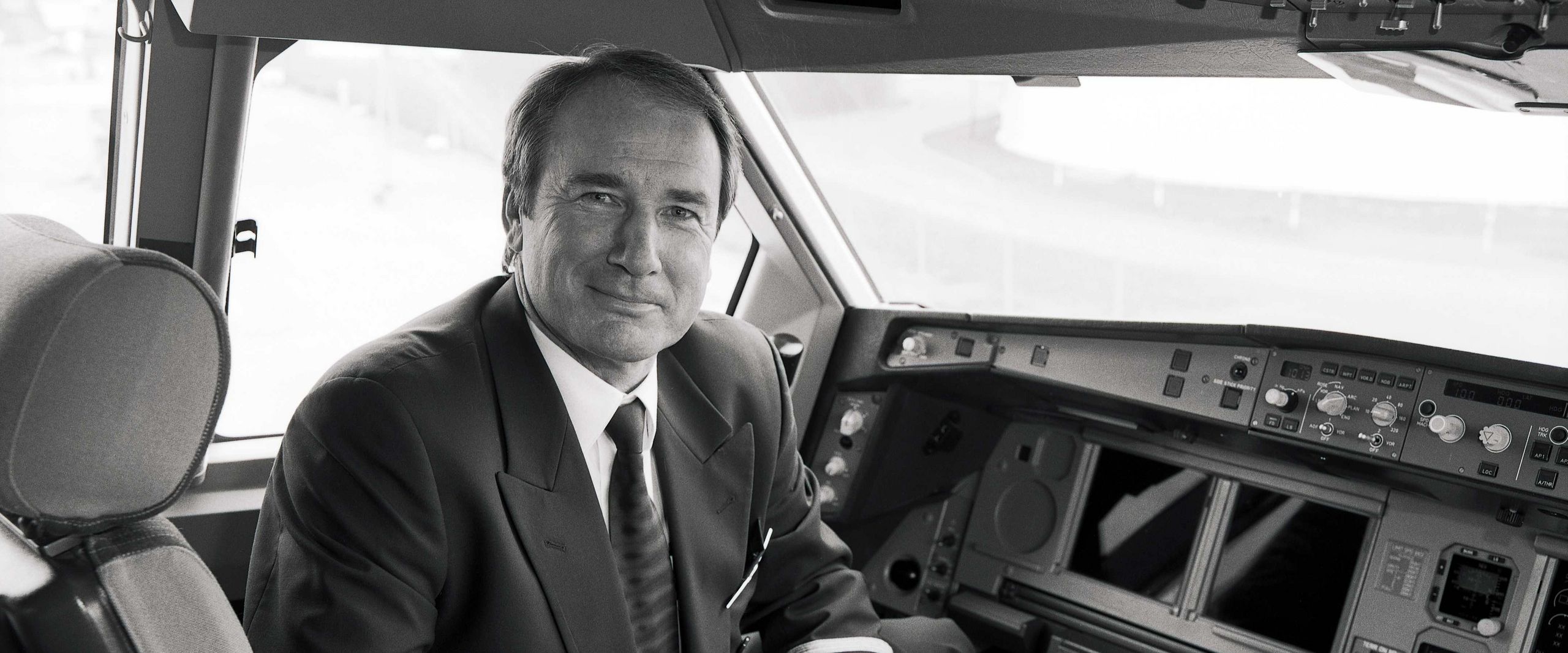 Jürgen Raps Nachruf Mann sitzt in Uniform im Flugzeugcockpit und schaut in die Kamera