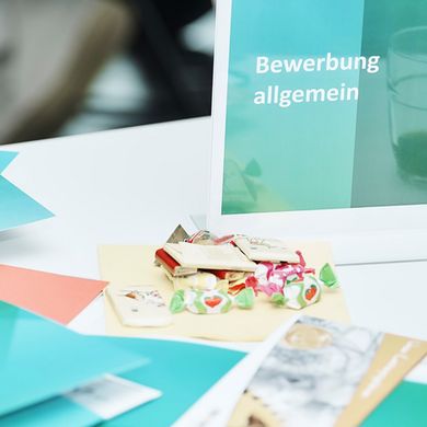 Bewerbungsmappen Bewerbungsmappen liegen auf einem Tisch.