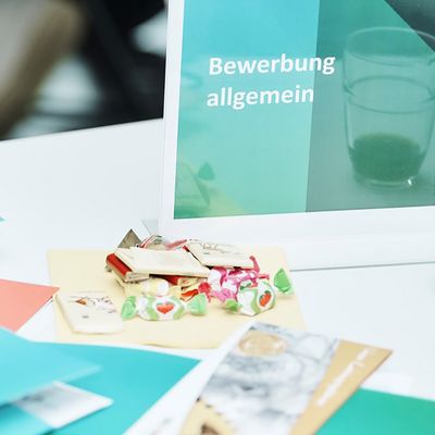 Bewerbungsmappen Bewerbungsmappen liegen auf einem Tisch