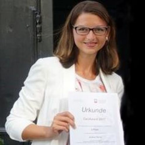 CariAward f&uuml;r Andrea Ramaj mit Urkunde