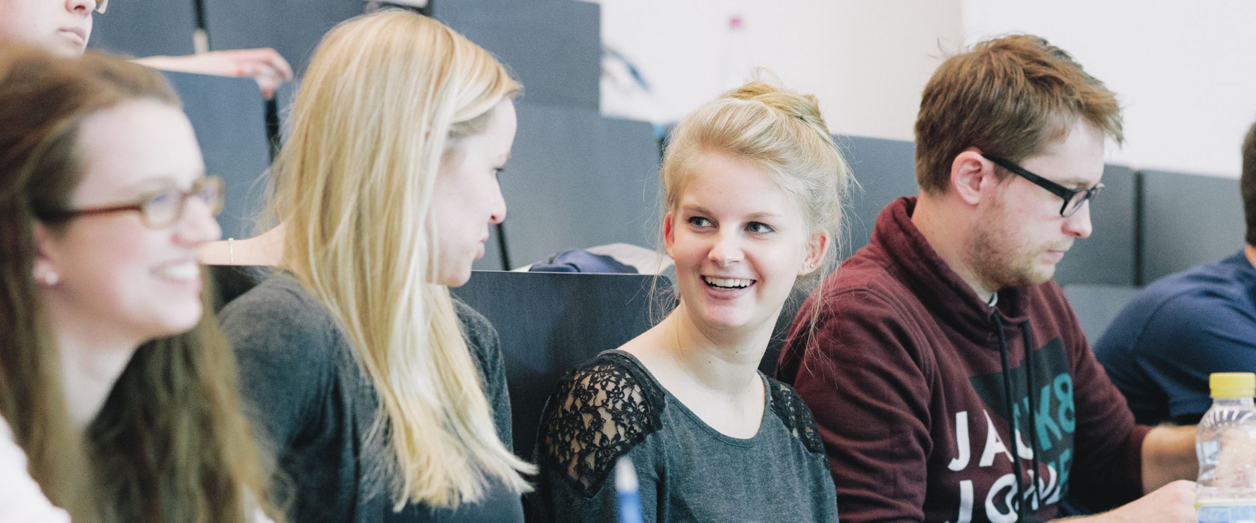 Studierende sitzen in einem H&ouml;rsaal.