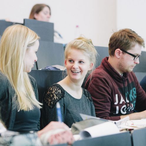 Studierende sitzen in einem H&ouml;rsaal.