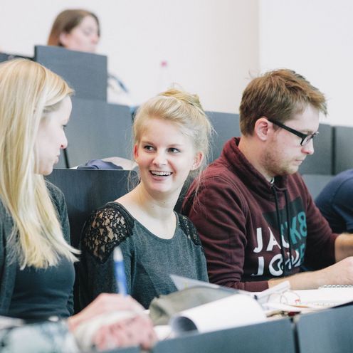 Studierende sitzen in einem H&ouml;rsaal.