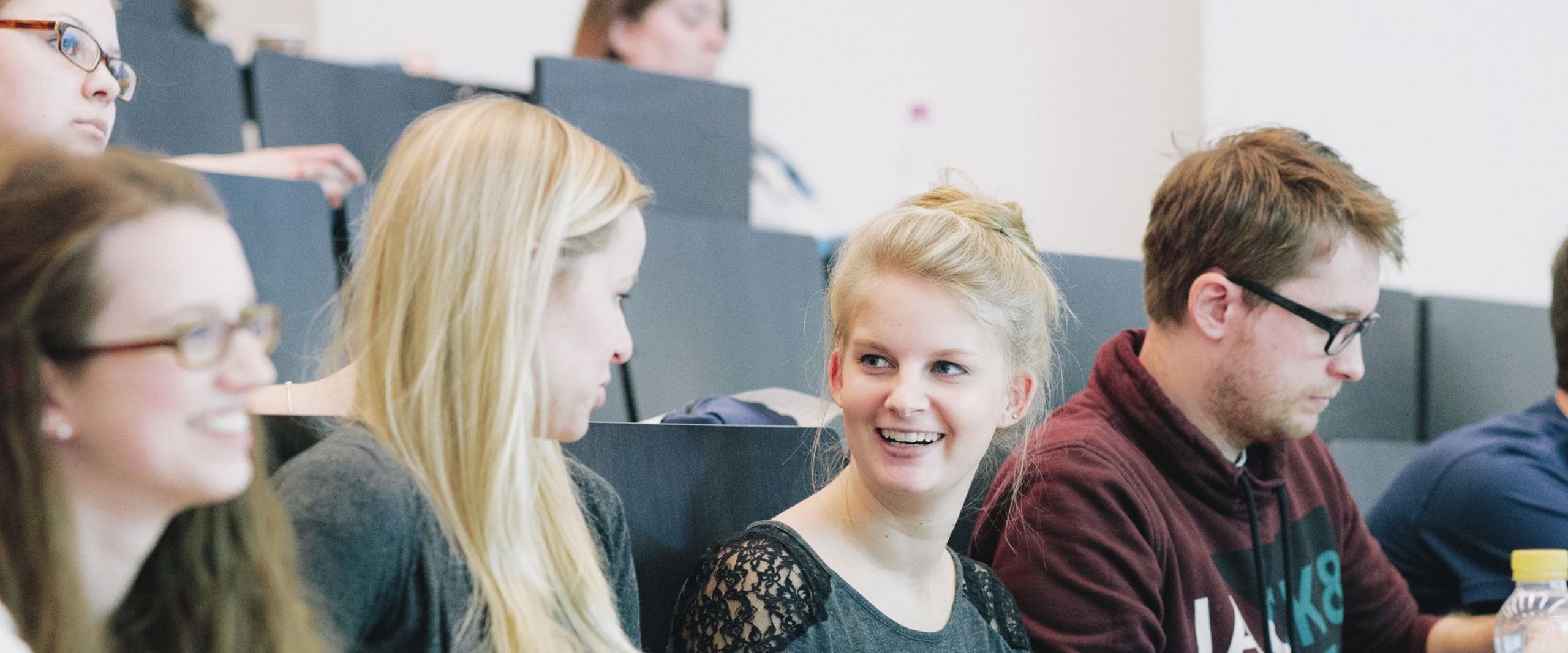 Studierende sitzen in einem Hörsaal.