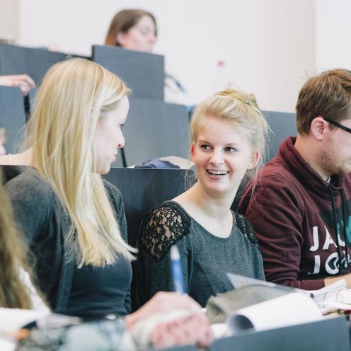 Studierende sitzen in einem H&ouml;rsaal.