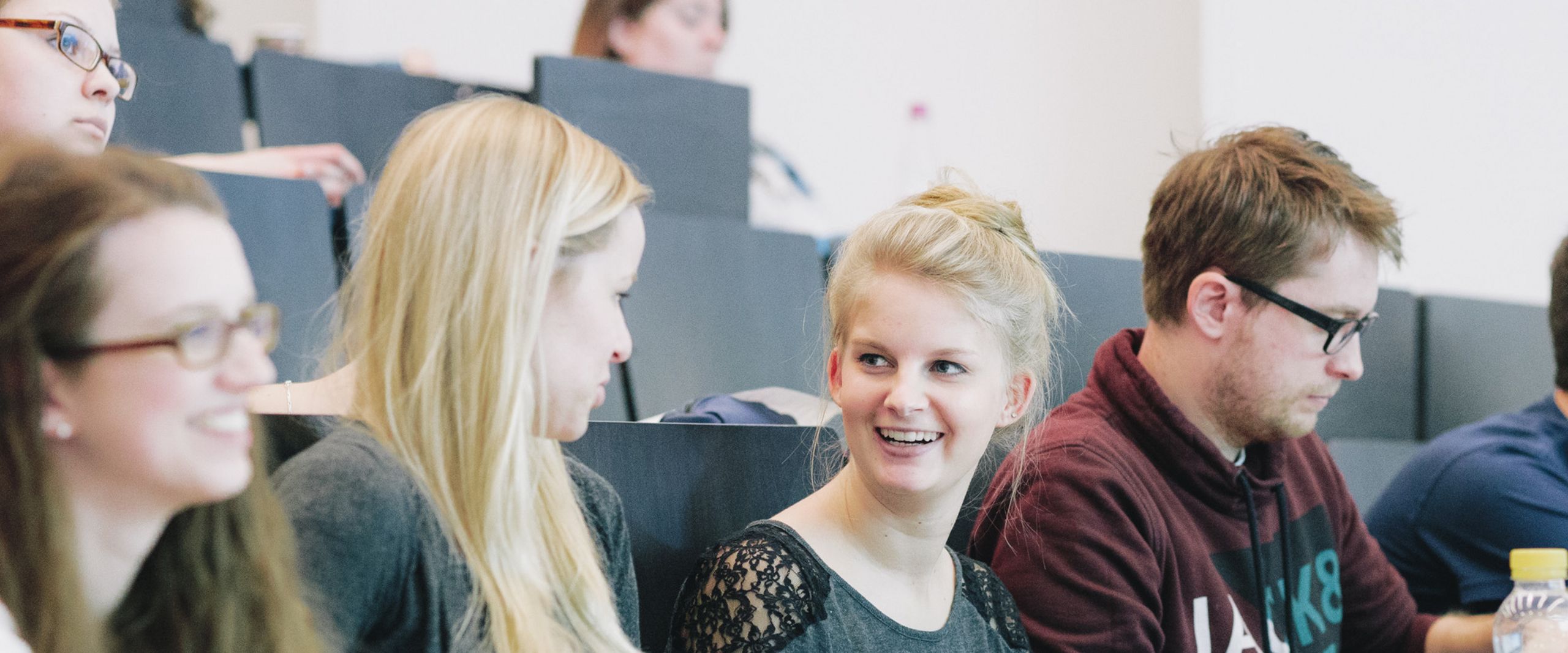 Vorlesung im Hörsaal Studierende sitzen in einem Hörsaal.