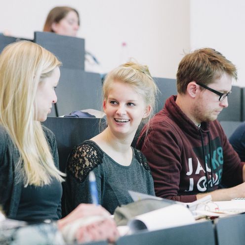 Studierende sitzen in einem H&ouml;rsaal.