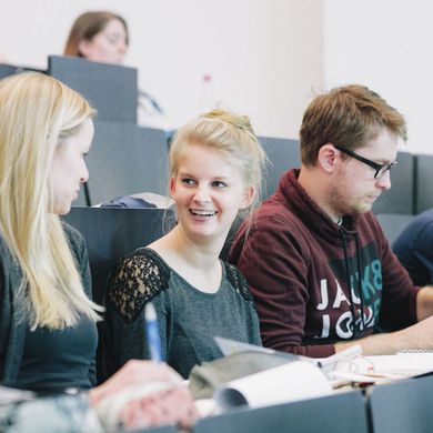 Studierende sitzen in einem Hörsaal.