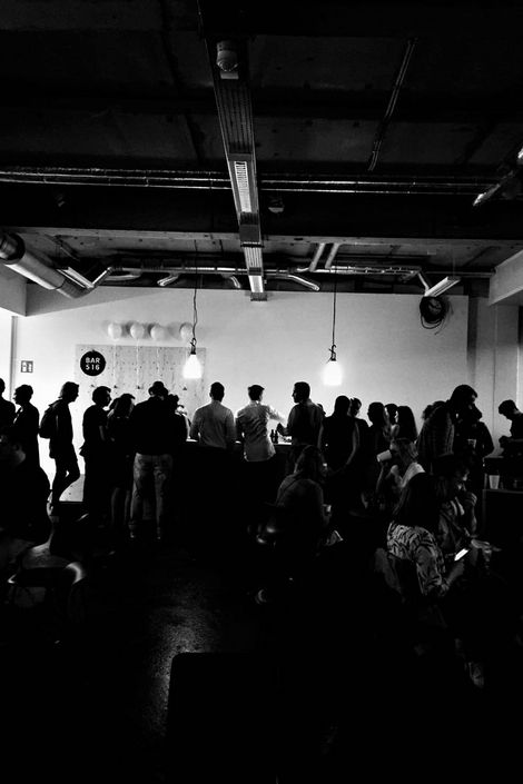 Eine Bar mit vielen Personen.