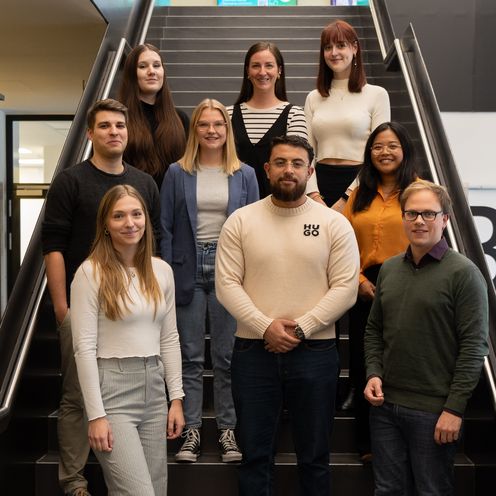 Gruppenfoto der Preistr&auml;ger:innen auf Treppe 