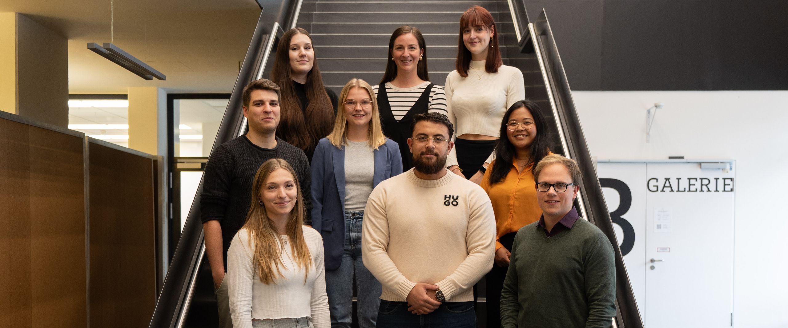 Wefing- & Engeland-Preis 2024 Gruppenfoto der Preisträger:innen auf Treppe