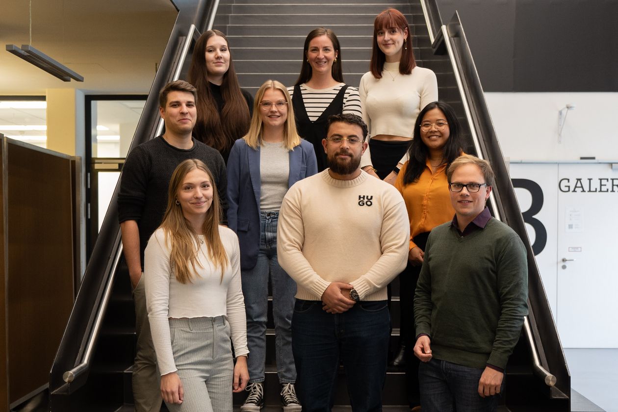 Gruppenfoto der Preisträger:innen auf Treppe 