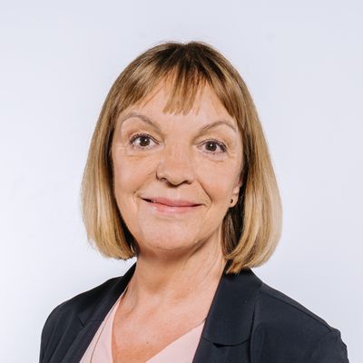 Auf dem Bild ist Sabina Schoefer zu sehen. Sie hat kinnlanges, glattes Haar und tr&auml;gt eine rosa Bluse unter einem dunklen Blazer. 