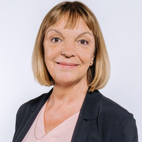 Auf dem Bild ist Sabina Schoefer zu sehen. Sie hat kinnlanges, glattes Haar und tr&auml;gt eine rosa Bluse unter einem dunklen Blazer. 