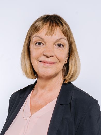 Sabina Schoefer Auf dem Bild ist Sabina Schoefer zu sehen. Sie hat kinnlanges, glattes Haar und trägt eine rosa Bluse unter einem dunklen Blazer.